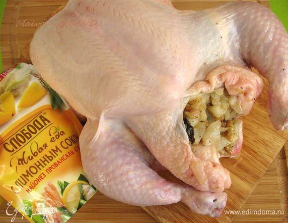 Духовку разогреть до 190°С. Наполнить брюшко курицы начинкой. 