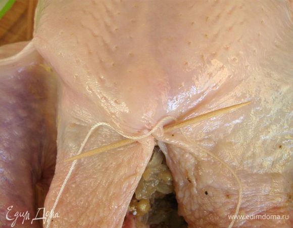 С помощью зубочисток заколоть брюшко, под каждую зубочистку пропускать кулинарную нить крест-накрест. Начинать со средней части нити. Сначала взять одну зубочистку, пропустить нить. Первый стежок.