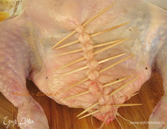Начинка при такой шнуровке держится в брюшке курицы хорошо, не вытекает.