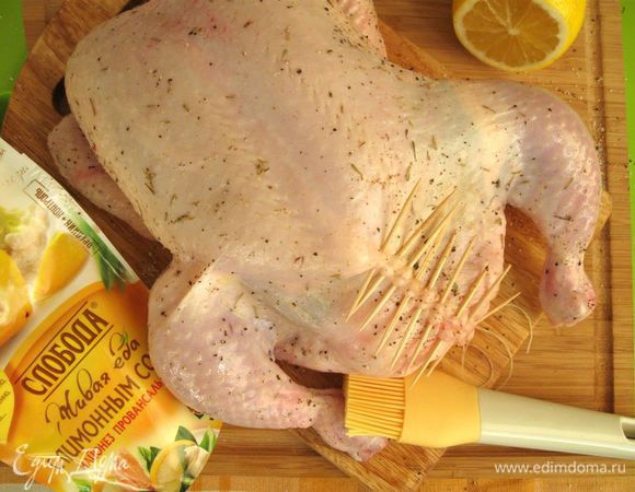 Курицу посолить, поперчить, слегка обсыпать сухим тимьяном, сбрызнуть лимонным соком. 