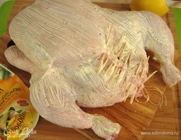 Обмазать майонезом ТМ «Слобода» с лимонным соком. Поставить в духовку. Когда начнет выделяться сок от курицы, поливать им периодически курицу.