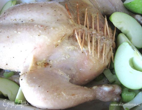 Через 1 час после запекания обложить курочку дольками зеленых яблок, кусочками стебля сельдерея. Поливать выделяющимся соком от курицы, яблок и сельдерея. Лук порей я обжарила на сковороде отдельно. На запекание курицы у меня в общей сложности ушло чуть больше  полутора часов, в конце запекания минут на 10 — 15 температуру духовки можно увеличить до 200°С.