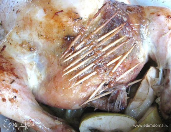 Вынуть курицу из духовки, аккуратно снять шнуровку, потянув за узелок,  по ходу действия с нитью убирать зубочистки. 
