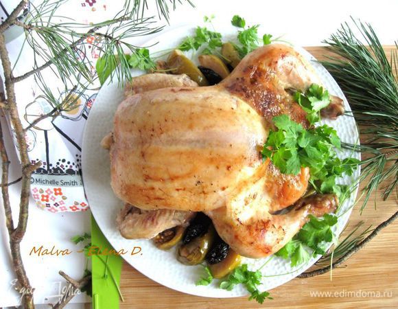 Переложить на блюдо, украсить зеленью петрушки, дольками яблок, черносливом и орехами. Запеченные яблоки, лук порей и сельдерей  можно использовать как гарнир.