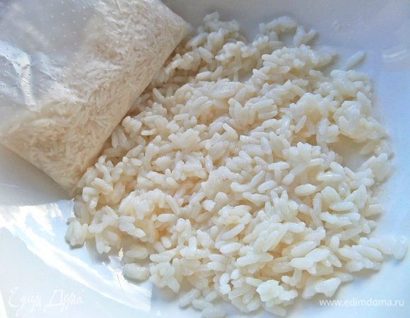 Отварить заранее пакетик риса.