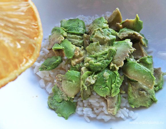 Снять с кожуры и сбрызнуть лимонным соком. Отправить к рису.