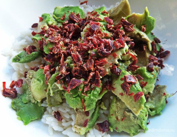 Высыпать за авокадо. Кстати, постояв в паштете, мясо станет мягче.