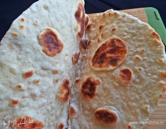 У меня оставалась домашняя лепешка, можно на ней и подать, также отлично будет смотреться на крекерах или в несладких корзинках. На крайний случай подаем на поджаренном хлебе!