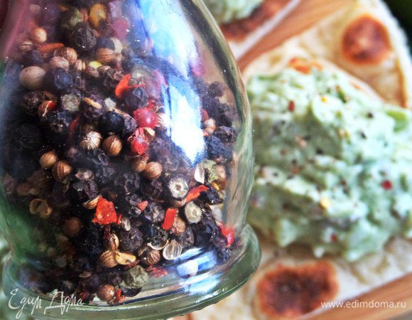 У меня смесь 5-ти перцев, подарок от ЕД. Кстати, рекомендую для новогодних подарочков, я так и сделала.