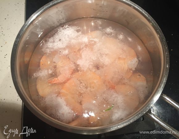 Первым делом отвариваем креветки. Я всегда использую серые (не вареные) креветки, они мягче и вкуснее. В кипящей воде 3 минуты. 