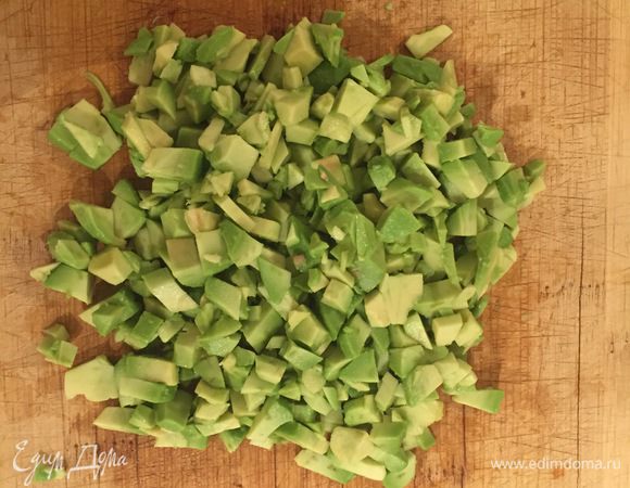 Один авокадо нарезаем мелкими кубиками. 