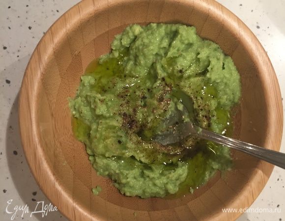 Второй авокадо взбиваем блендером. Солим, перчим (по вкусу), и я добавляю половину чайной ложки оливкового масла. 