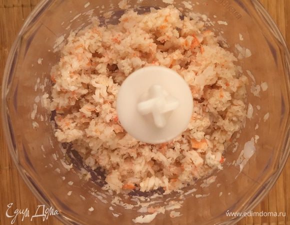 2/3 креветок измельчить в блендере. Не слишком сильно. 