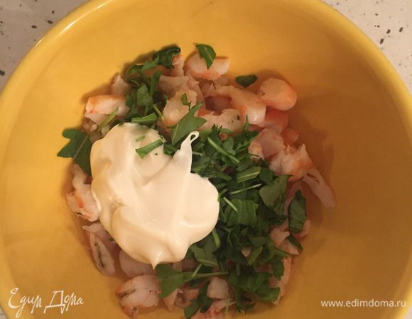 Оставшиеся креветки нарезать крупнее. Измельчить руколу и смешать обе партии креветок. Добавить майонез с лимонным соком ТМ «Слобода». 