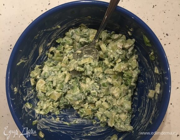 Добавить одну ложку майонеза в акокадо. Тот, который нарезан кубиками. 