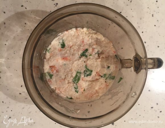 Салат надо выложить слоями, так вкуснее и красивее. Но у  меня не было формочек для салата, и я использовала чашку. Первый слой — креветочный фарш, вторым слоем — авокадо кубиками и финальный слой мусс из авокадо. Аккуратно переворачиваем чашку и салатная башенка готова!