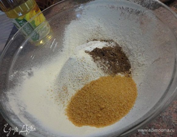 Муку просеять и добавить корицу и разрыхлитель. Перемешать.
