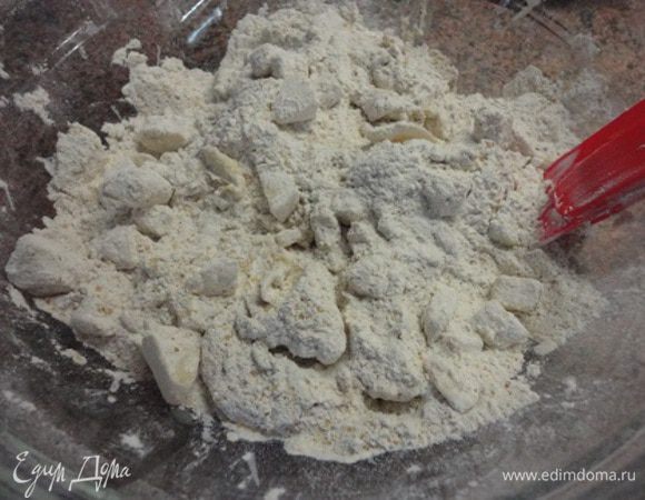 Выложить яблоки к сухим ингредиентам и перемешать. Так они равномернее распределяться.