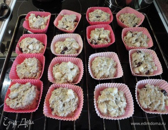 Соединить жидкие и сухие ингредиенты. Быстро замесить и разложить по формочкам.