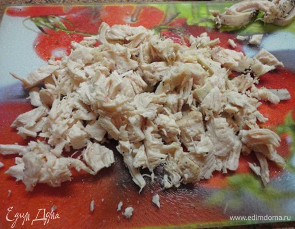 Остывшую куриную грудку нарезать кубиками и соединить с овощами и маринованным луком.