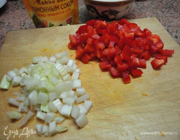 Сладкий болгарский перец нарезать кубиками. Также нарезать белую часть стебля сельдерея.