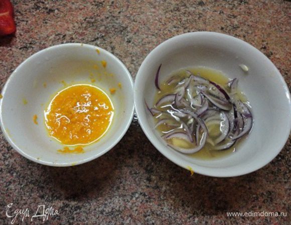 С апельсина снять цедру и выжать сок. 1 столовую ложку добавить к цедре, а в остальном соке маринуем лук, пока готовится грудка.