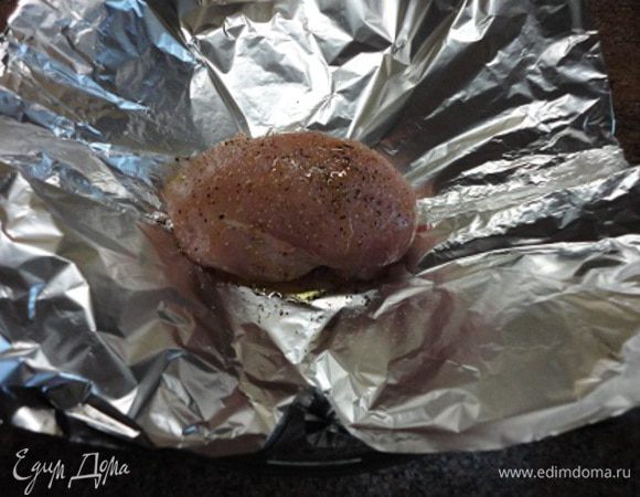 Куриную грудку посолить, поперчить, сбрызнуть оливковым маслом. Оставить в фольге мариноваться минут 20. Затем запекать в духовке 40 минут при температуре 220°С.