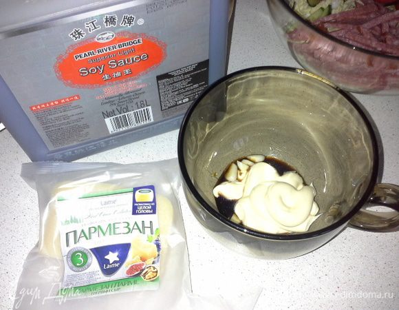 Делаем соус. 1 крупный зубчик чеснока режем, добавляем 2 ст. л. соевого соуса (хорошего, дорогого), 3 ст .л. майонеза ТМ «Слобода» Постный, 2 ст. л. воды. Блендером все превращаем в однородный соус.