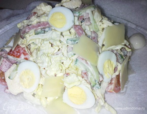 Выкладываем салат горкой, сверху украшаем пластиками пармезана и зернами граната. Также можно добавить поджаренные кедровые орешки, будет еще вкуснее.