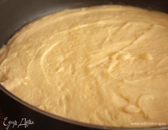 Как только будут ананасы готовы, сразу перекладывайте их в форму для выпечки (ее необходимо чуть-чуть смазать сливочным маслом). Оставшейся карамелью, пока она не застыла окончательно и находится в жидком виде, полейте ананасы. Сверху выложите тесто, разровняйте и хорошенько постучите формой по столу, чтобы вышел весь лишний воздух.
Выпекайте пирог 30 — 40 минут при температуре 180°С. Готовый пирог необходимо сразу же перевернуть, пока карамель не схватилась (просто плотно приставьте к верху формы разделочную доску и резко переверните форму). После чего дайте ему немного остыть и подавайте к столу.
Приятного чаепития!