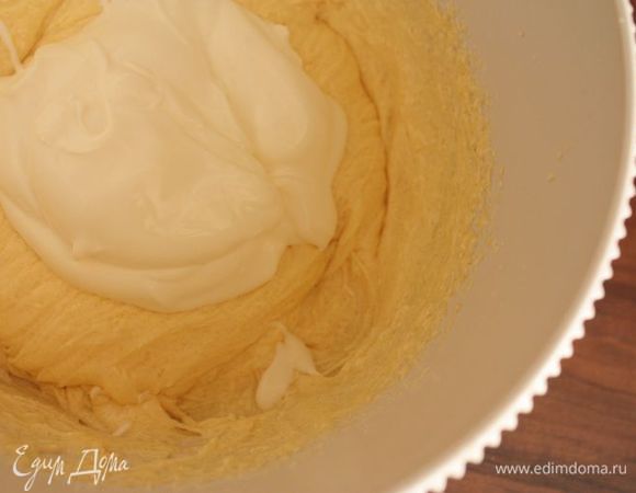 Пока они готовятся, можно запросто успеть управиться с тестом. Взбейте мягкое масло с сахаром в течение 5-ти минут, пока смесь не побелеет и не станет более пышной (масло необходимо за полчаса до начала приготовления достать из холодильника и оставить при комнатной температуре).
Добавьте сначала яйца, а затем сметану и вновь взбейте до однородности.