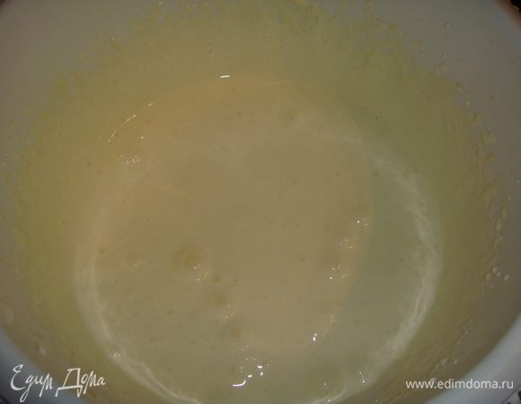 Желтки отделяем от белков. В желтки вливаем 4 ст. л. теплой воды и взбиваем миксером до пышной пены. Потом добавляем половину сахара, ванильный сахар и взбиваем до пышной и светлой массы.