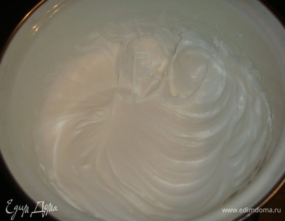 Белки взбить до увеличения в объеме в 5 — 6 раз. Добавляем порциями сахар и взбиваем до очень плотного состояния.