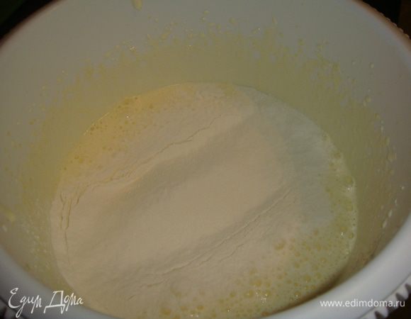 В желтки просеять муку и перемешать.