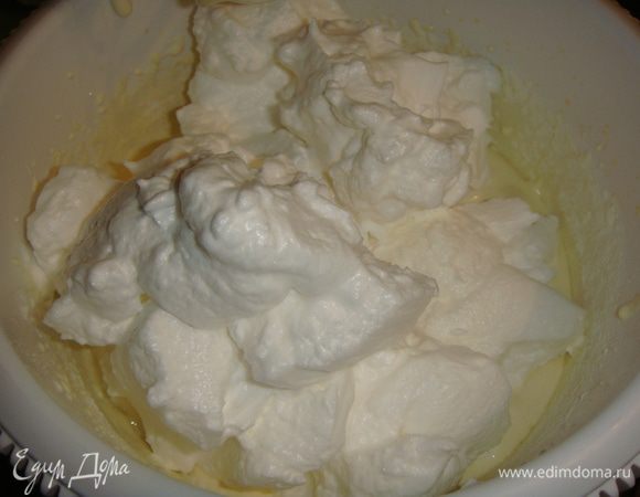 Выложить сверху белки и аккуратно перемешать снизу вверх.