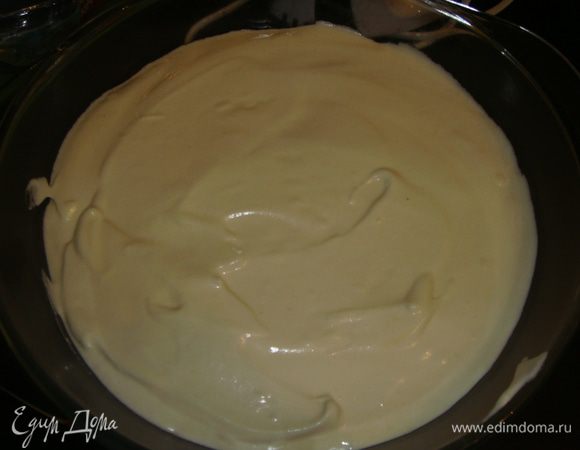 Дно формы выложить пекарской бумагой и выложить тесто. Выпекать бисквит в разогретой до 180°С духовке 30 минут.