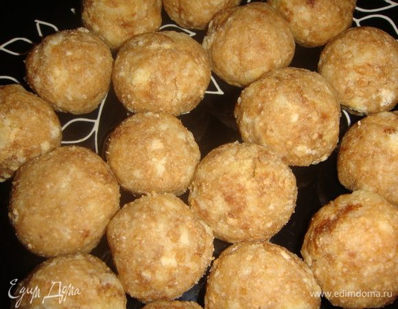 Формируем шарики размером чуть больше грецкого ореха. Сливки 10% от «Углече Поле» влить в маленькую кастрюлю и выложить шоколад. Поставить на медленный огонь, постоянно помешивая, растворить шоколад.