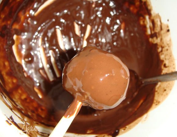 Окунаем шарики в глазурь (если глазурь застыла, подогрейте ее). Даем стечь шоколаду.