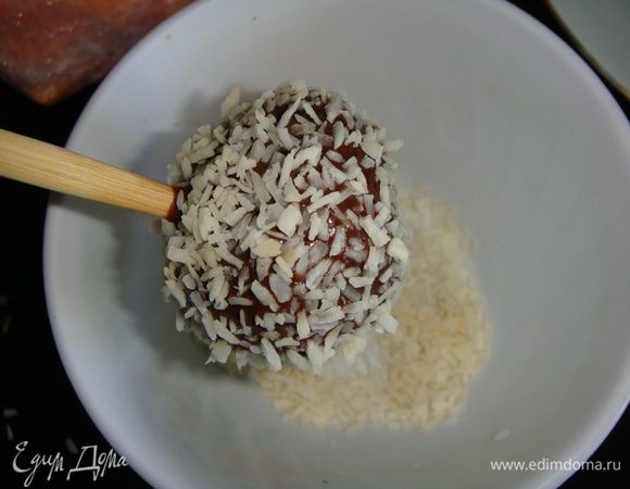 Обмакиваем кейк-попсы в кокосовую стружку и устанавливаем их, например, в дуршлаг, посуду с сахаром, можно взять коробку и сделать в ней дырочки для палочек и вставлять в них готовые кейк-попсы.