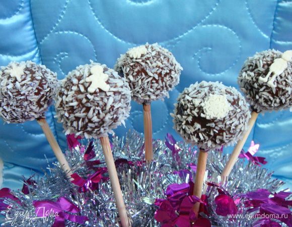 Можно украсить кейк-попсы фигурками из мастики (как у меня), можно шоколадными фигурками или мармеладками. Вкусное лакомство готово. Приятного аппетита!