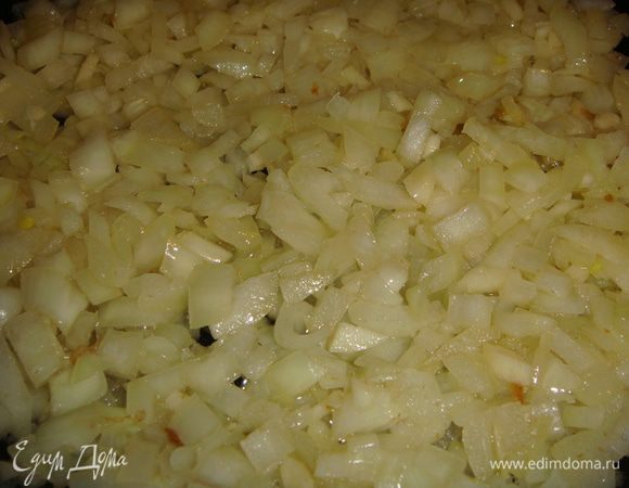 Лук и чеснок почистить и мелко нарезать. Обжарить на сливочном масле. Добавить муку и перемешать.