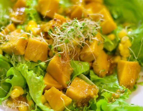 Печень обвалять в кунжуте, оставить на пять минут. Обжарить на оливковом масле. Манго отделить от косточки, нарезать кубиками. Творог смешать с майонезом Сметанный ТМ «Слобода», ложкой сделать клецки. 
На тарелку выложить салатные листья горкой, кубики манго, кукурузу, полить частью заправки. Сверху уложить теплую печень, клецки, побеги руколы, полить оставшейся заправкой и сразу же подавать.
