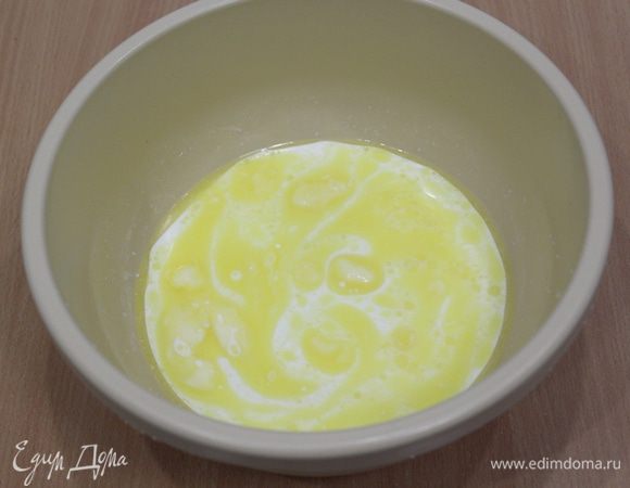 Сливочное масло растопить, добавить к молоку.