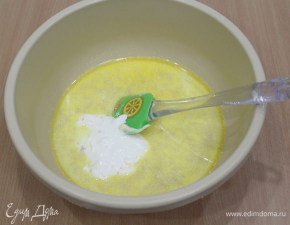 Добавить сметану комнатной температуры, дрожжи, сахар, перемешать, 3 — 4 минуты дать постоять.