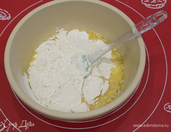 Просеять муку, добавить соль.
