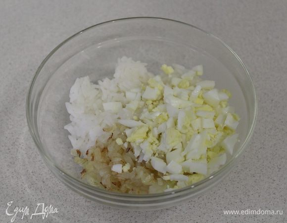 Для рисовой начинки смешать отваренный рис, обжаренный на сливочном масле репчатый лук, измельченные яйца.