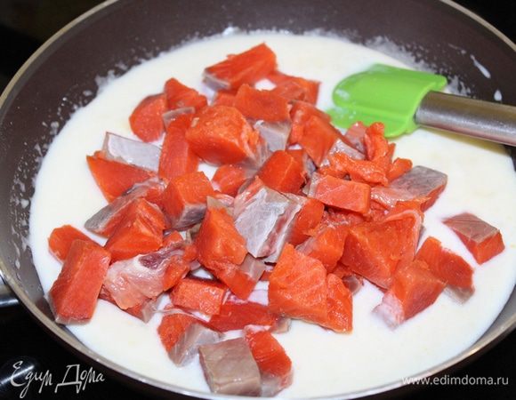 Для рыбной начинки: сварить соус бешамель. Для этого растопите сливочное масло в сотейнике, добавьте муку и, помешивая, готовьте 1 — 2 минуты. Влейте тонкой струйкой молоко и размешайте, чтобы не было комков. Варите соус 5 минут до загустения, посолить, поперчить, добавить мускатный орех.
Рыбу нарезать небольшими кусочками, опустить в горячий соус.