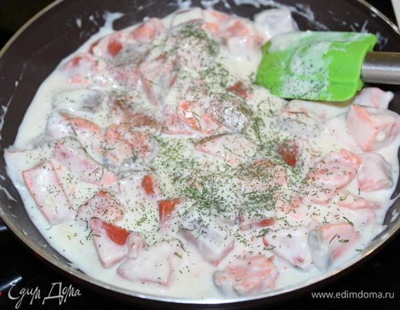 Добавить сушеный или свежий укроп, аккуратно перемешать.