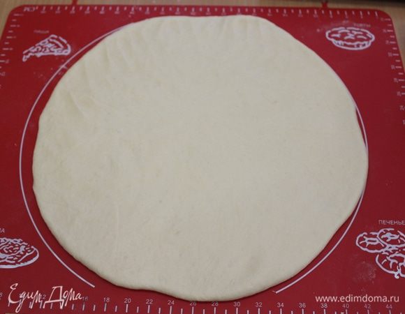 Раскатать тесто диаметром 35 — 40 см.
