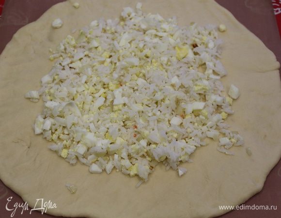 Выложить рисовую начинку.